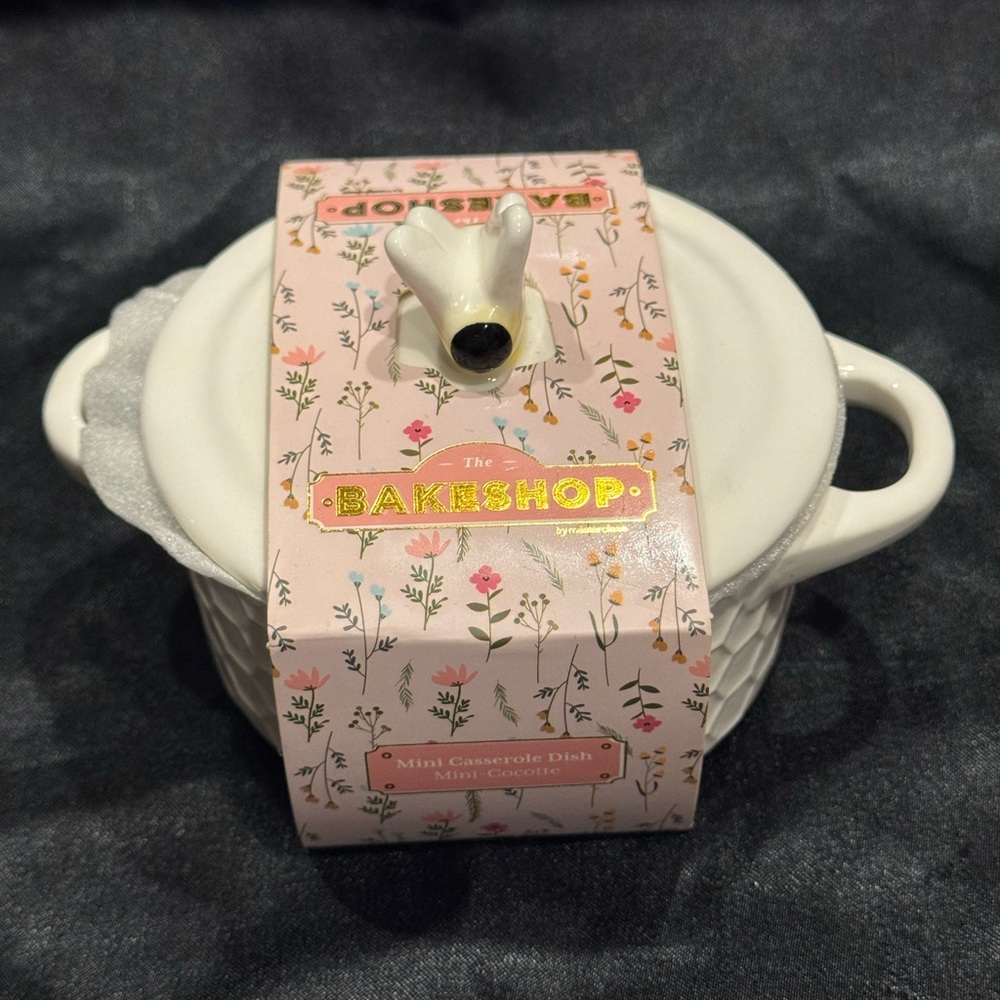 The Bakeshop Bumble Bee Mini Casserole Dish